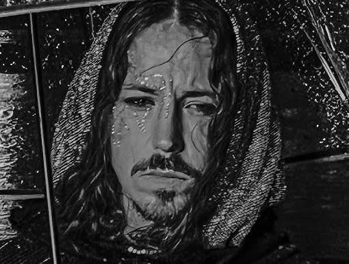 Michał Szpak z bliska, z charakterystycznym makijażem i fryzurą, podkreślający jego artystyczny wizerunek.