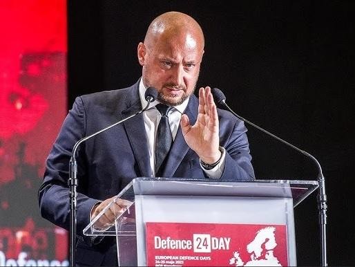 Panorama Warszawy z widocznymi budynkami rządowymi, symbolizująca rolę miasta jako centrum decyzyjnego Polski.